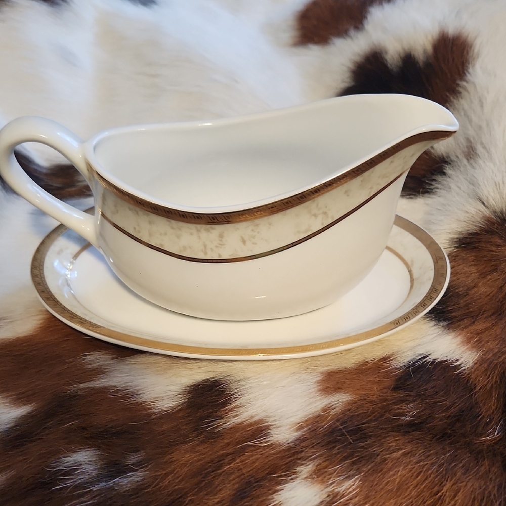 Elegant White and Gold Gravy Boat Serveware